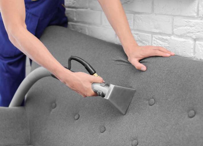 Doi-ngu-nhan-vien-tai-xuong-boc-ghe-sofa-Au-Viet